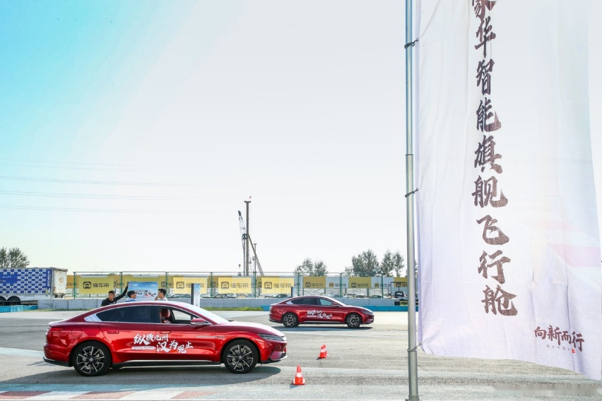 无意识的飞速狂飙比亚迪汉EV驰骋金港赛道