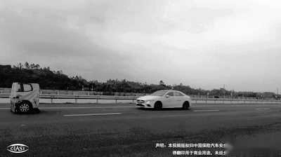 奔驰A级最新自动开门技术，连侧碰撞都能打开