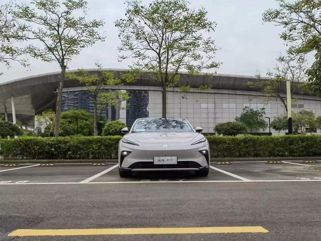 试驾飞凡F7：驾控尚可，舒适好评，比海豹性价比高
