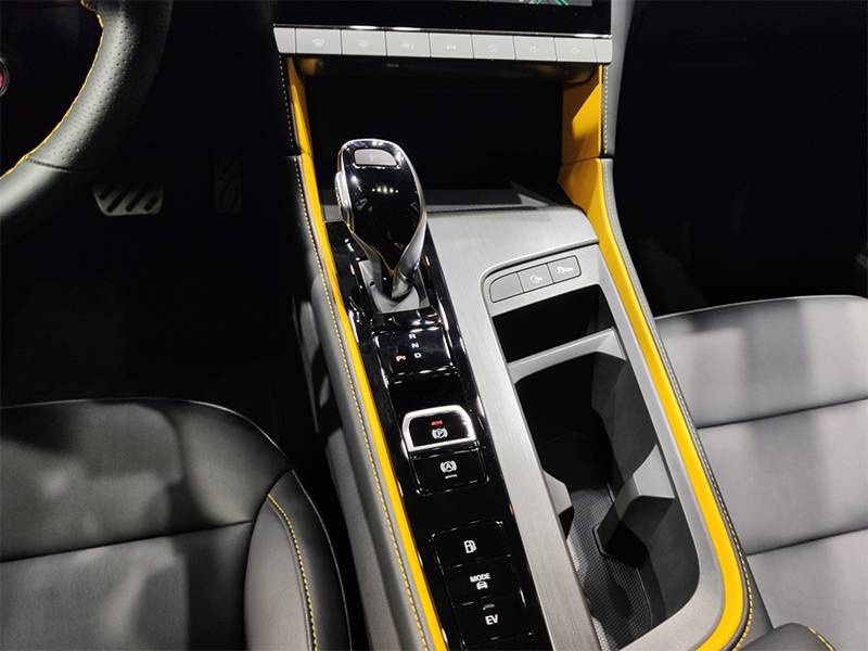 成都车展：实拍上汽名爵6 PHEV 造型更炫酷，动力更强悍