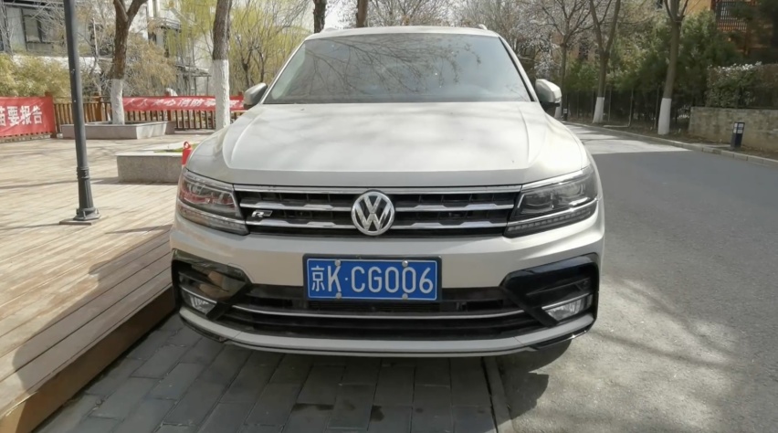 小区溜弯当冠道遇上途观L一对比就明白 该怎么选？