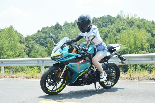 小姐姐聊车：春风250SR为什么能深得女骑士青睐？