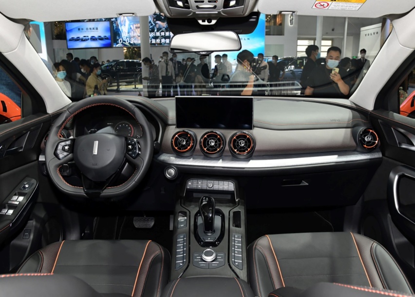 主打橙色的WEY VV5，毫无疑问，目标客户定位为年轻人