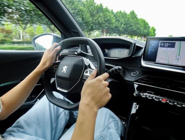 双车齐发，试驾标致e2008/2008，配3D全液晶仪表，能取代3008吗？