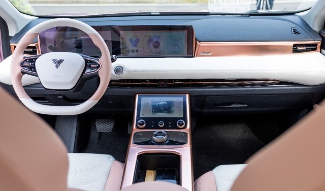 15万级高性价比纯电动SUV 续航401km起，试驾哪吒U-II