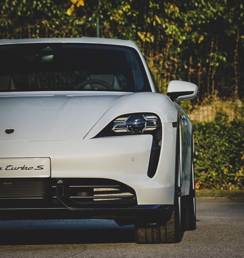 实拍！保时捷Taycan Turbo S，将科技武装到牙齿！