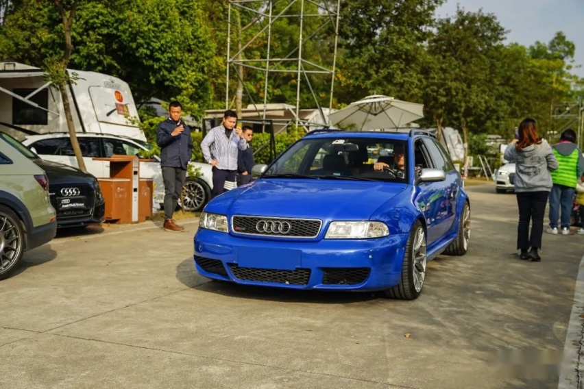 刚从赛道下来就去了车友聚会，奥迪RS4是一辆怎样的车？