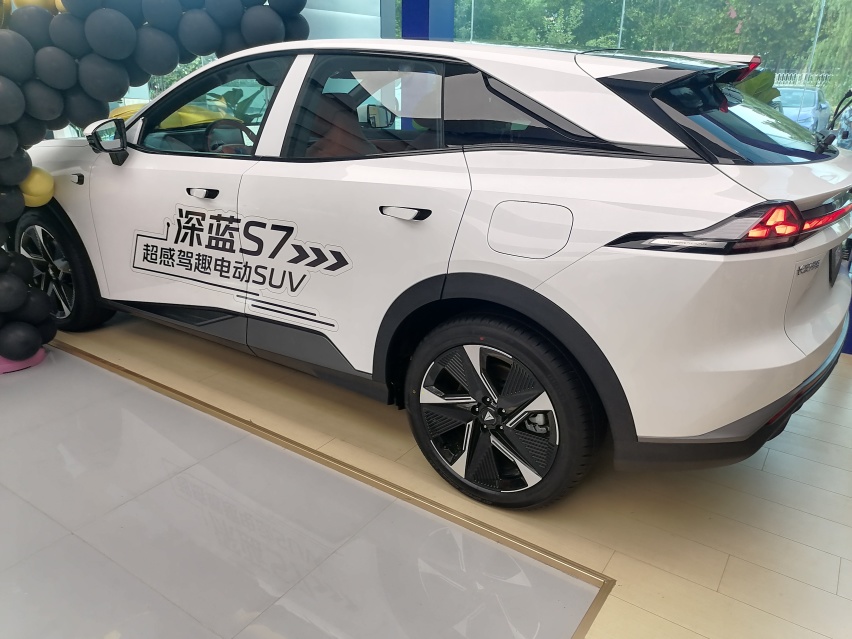 详解深蓝S7增程版：轴距2900mm，推荐中配121MAX增程版