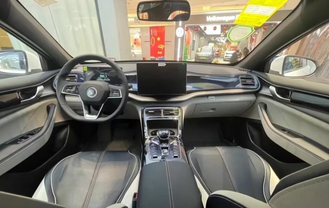 “背刺”特斯拉，秦PLUS-DMI冠军版田忌赛马
