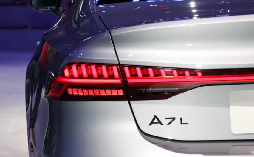 2024款上汽奥迪A7L，空气悬挂+后轮转向，3.0T V6发动机