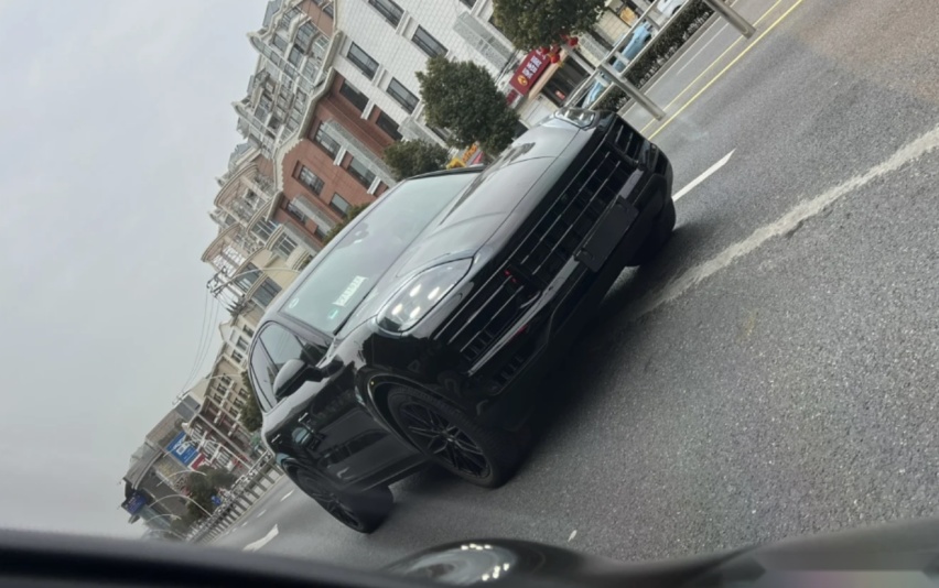 保时捷新款卡宴现身国内街头，造型更霸气，性能升级，土豪更爱？