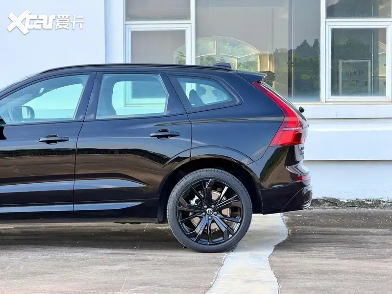 全新XC60黑武士：沃尔沃不装了，这次直接把北欧性冷淡穿成了一身黑