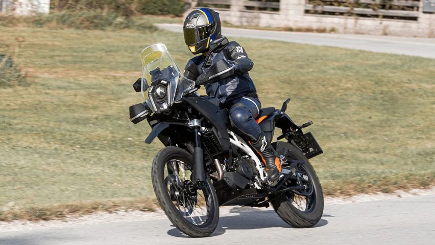 引擎轻量化且动力更强，2025大改款KTM 390 ADV测试车曝光