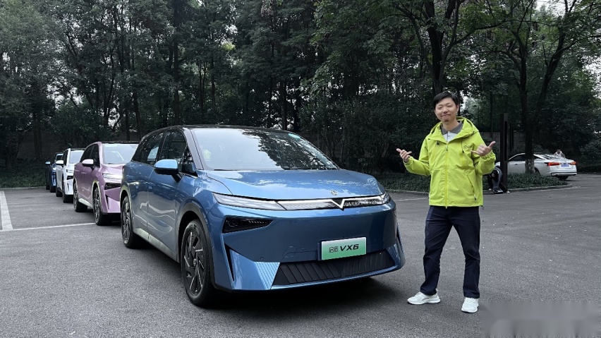 座椅靠背还能这么玩儿？启辰VX6空间超大又有趣，一试就心动