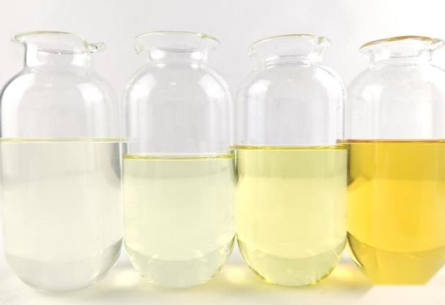 私营加油站透明汽油就是干净？真正汽油的颜色究竟是什么？