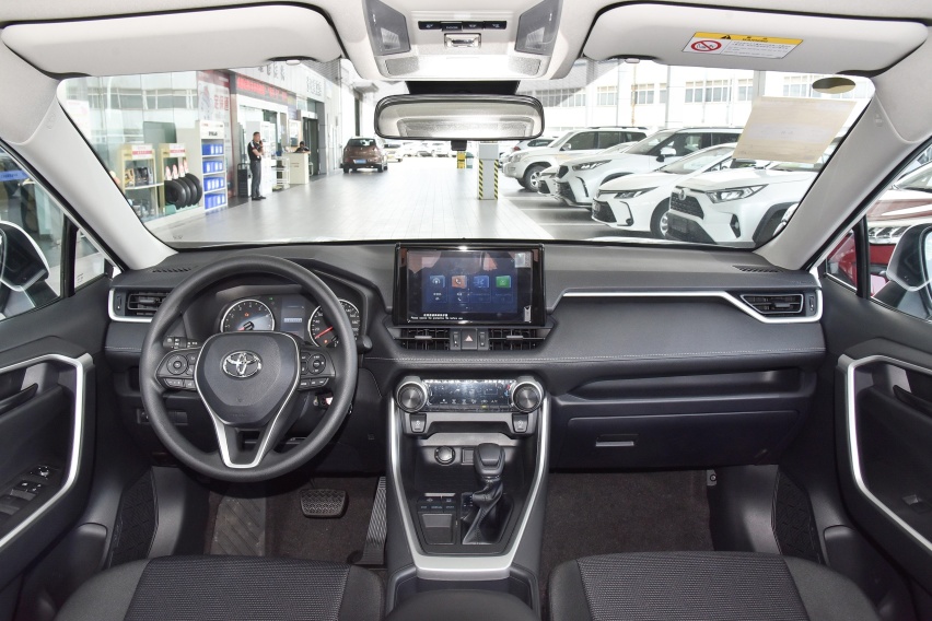 首付5.3万，月均花费5267元，搭载2.0L动力的RAV4荣放怎么样