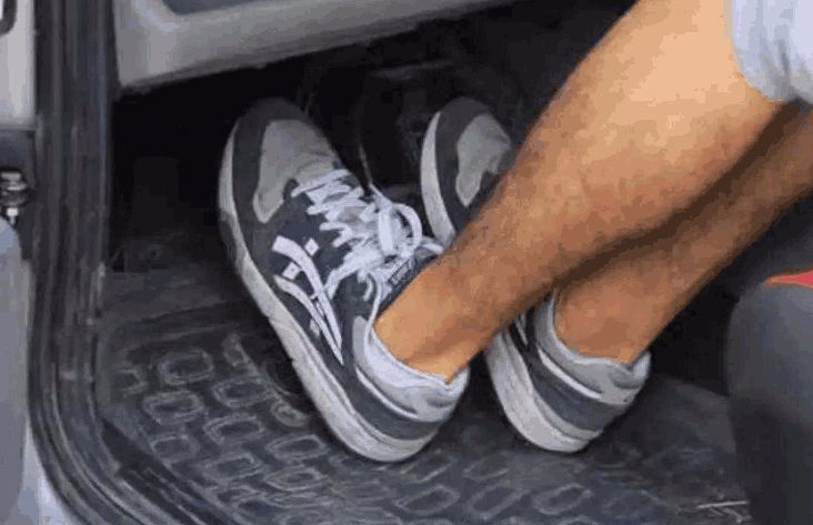 新手开手动挡汽车，离合和刹车可以一起踩吗？