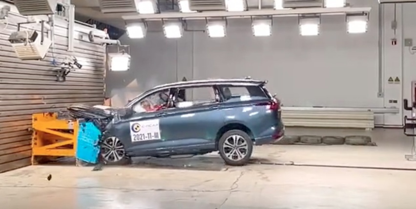 主驾座椅碰撞后位移，五菱凯捷碰撞测试暴露出内部配件不牢固问题