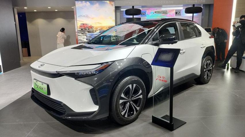 17万元就能买纯电中型SUV，丰田bZ4X官降后每年养车省4百