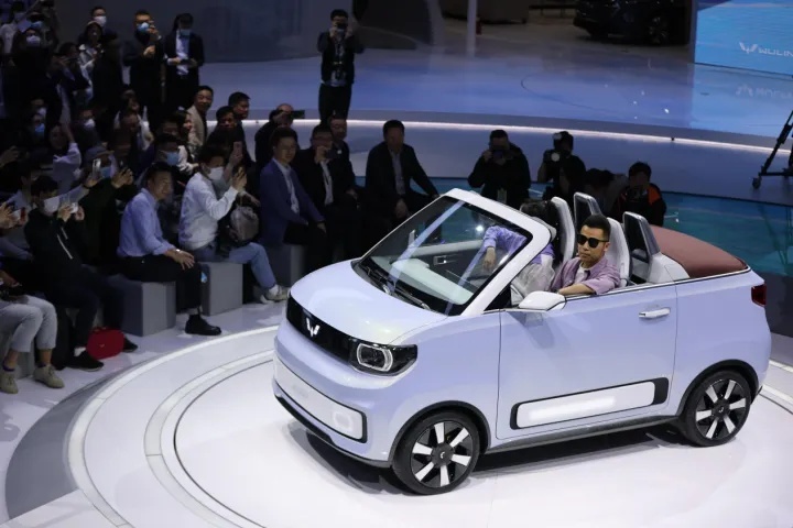 五菱“冲高路”还不死心，预推出15万级家用纯电车，能有戏？