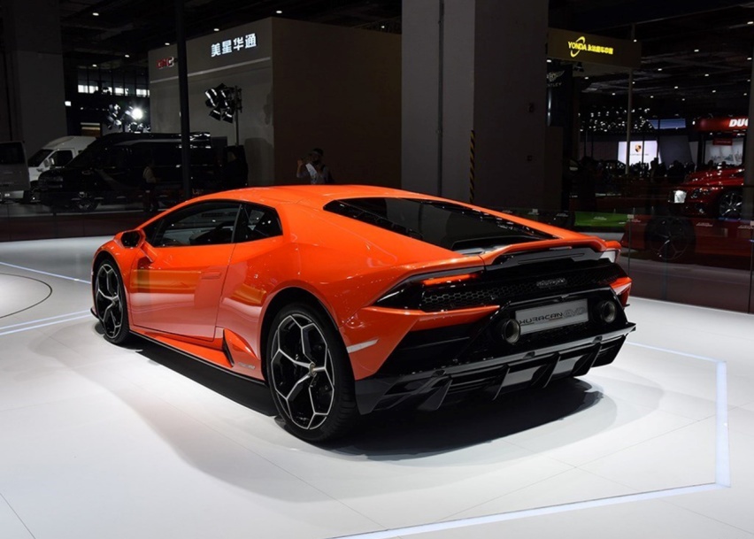 兰博基尼是认识超跑的典范，新车330万起，配5.2L V10