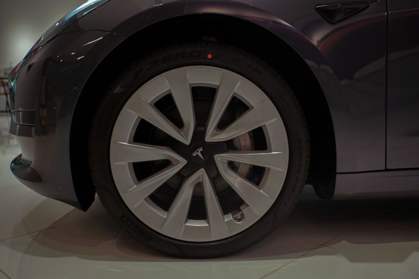 买燃油车还是电动车？宝马3系和Model 3您会怎么选？