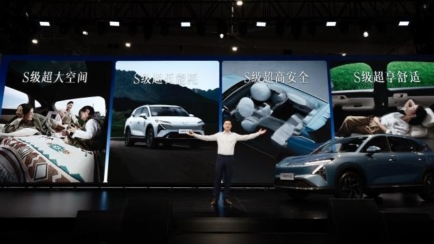 五菱星光S上市售价9.98万元起，提供插混和纯电两种动力选择