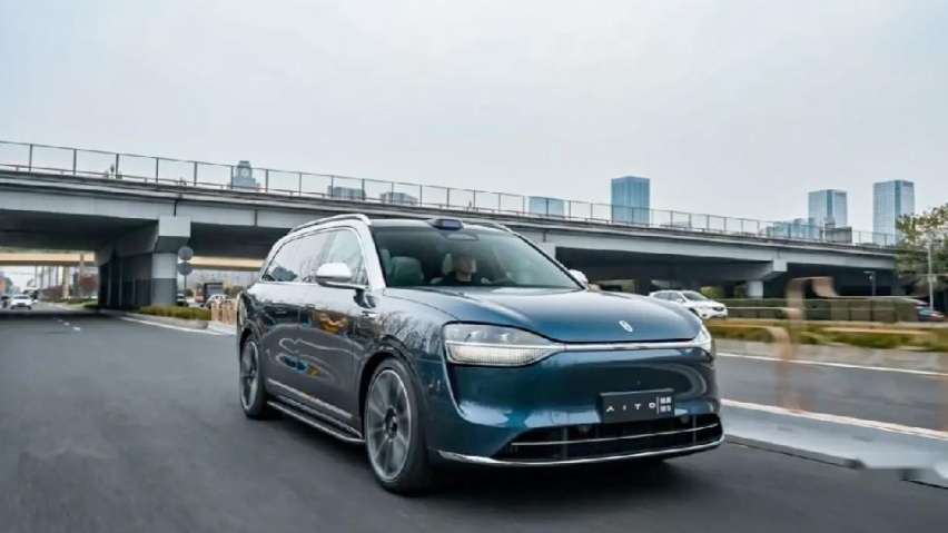 问界M9的新推送，自动泊车可以从1km之外开始了？