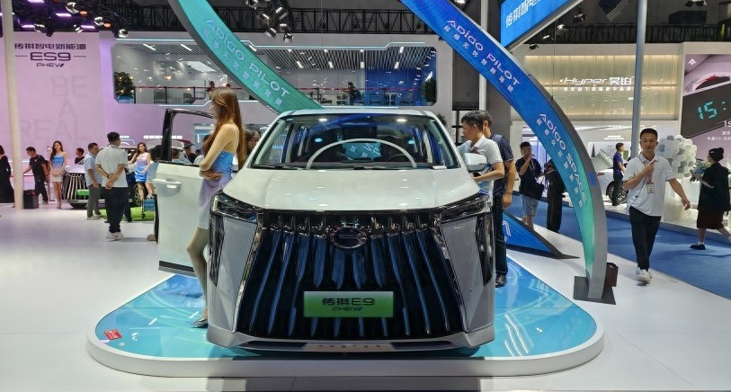 喝92号粗粮 2.0T油电混动配电磁悬架 成都车展实拍传祺E9