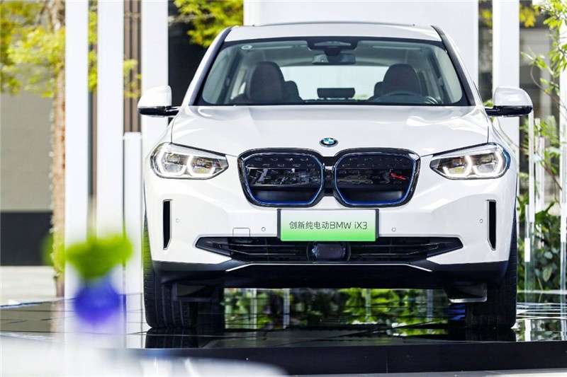 创新纯电动BMW iX3亮相成都太古里