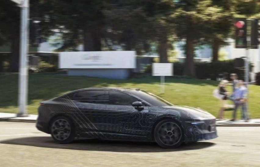 极氪首款三厢轿车曝光，溜背外观，800V高压平台，竞争Model 3