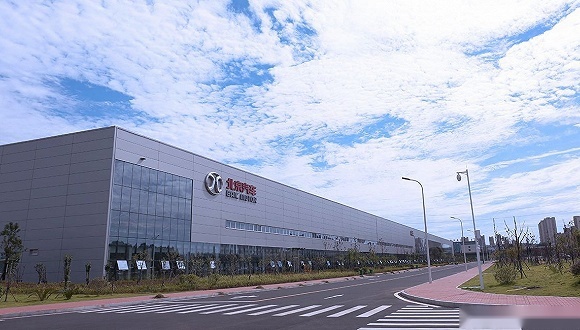 向北汽新能源靠拢的绅宝换标了 logo形似保时捷