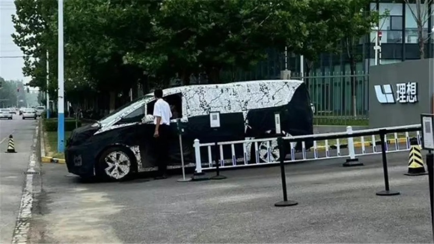 河南郑州一辆宝马i3起火、理想全新MPV谍照曝光…
