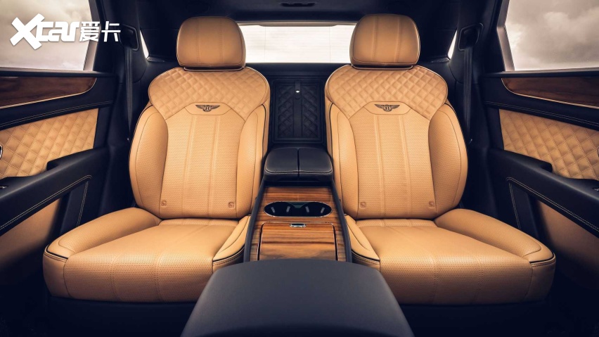 据官方介绍,新款的宾利添越在保持轴距不变的情况下,其后排座椅靠背