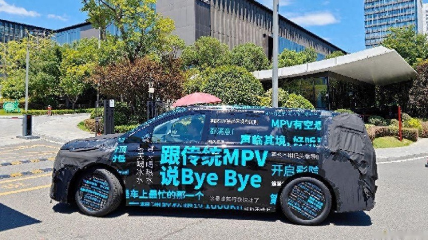华为首款MPV，智驾几乎追上问界M9，底盘才是遥遥领先？
