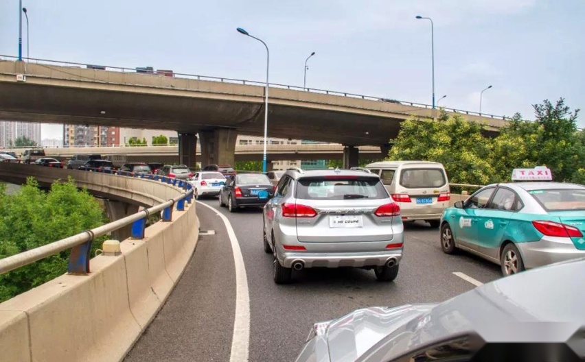 开车：这4个毛病不改，你很难成老司机！