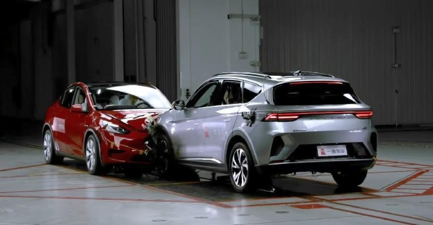 极狐阿尔法T能撞嬴Model Y？论安全，电动车该怎么选