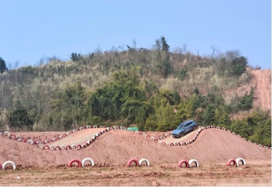 岚图FREE试驾：又帅又能打，公路和越野兼顾