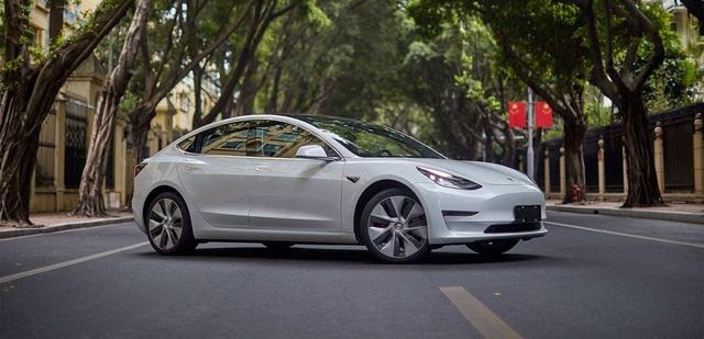 特斯拉Model 3发生故障，在高速开启自动驾驶后直接撞上大卡车