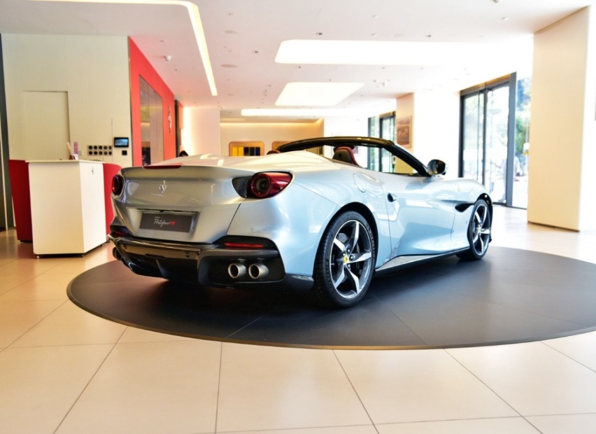3.9T V8的数据绚丽夺目，法拉利的光环璀璨耀眼，Portofino