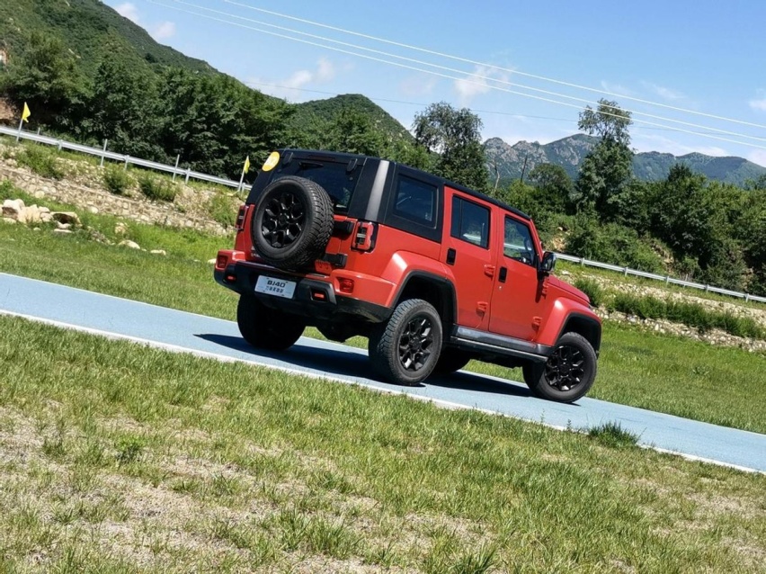 北京越野BJ40刀锋英雄柴油版带你玩转全地形