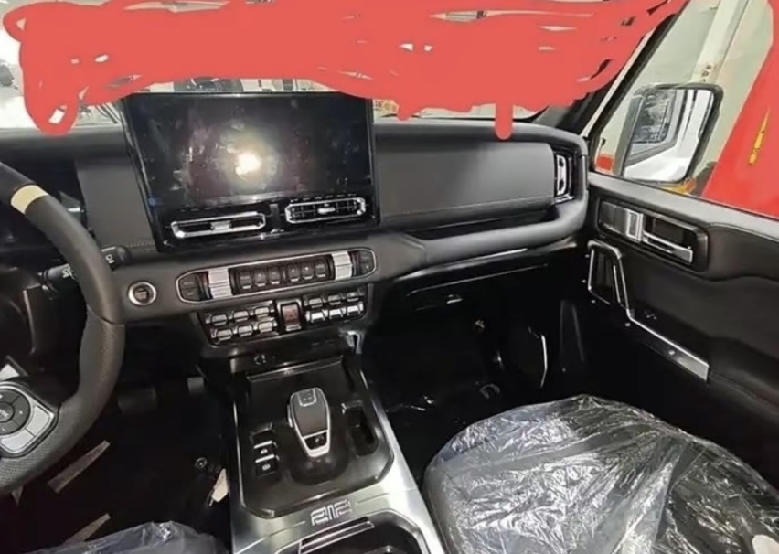 全新BJ212实车现身，方盒子+侧开尾门，配悬浮大屏搭2.0T+8AT