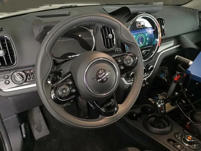 在纽伯格林，我们逮到了新款MINI Countryman