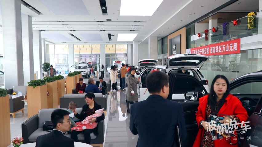 为何长安CS35PLUS销量持续破万，成为小型SUV标杆？