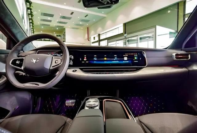 近看像轿车，视野像SUV，性能像跑车？它就是极狐阿尔法S