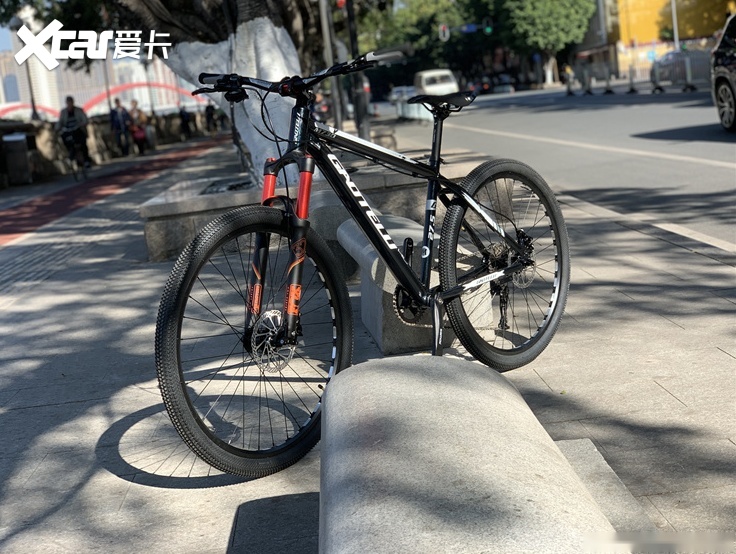 5·12成都路人摸车被索赔事件真相大白:实为砸车,并无天价索赔