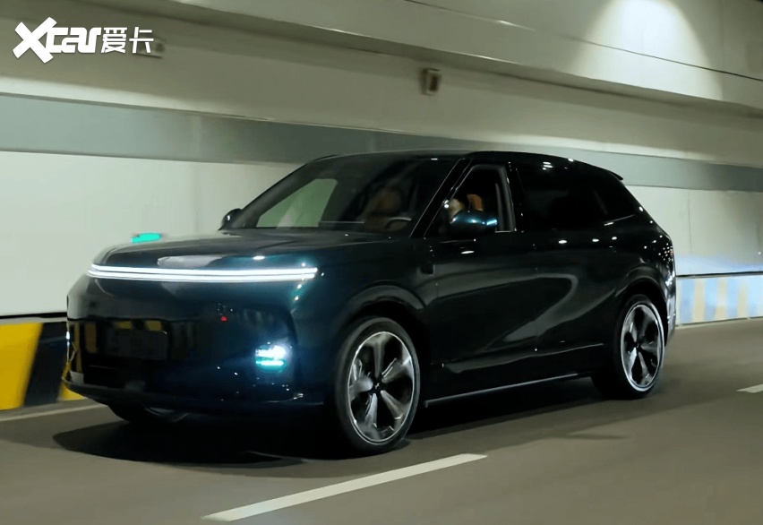 小鹏G9L实车图曝光，配双条幅贯穿式LED灯，比理想还霸气