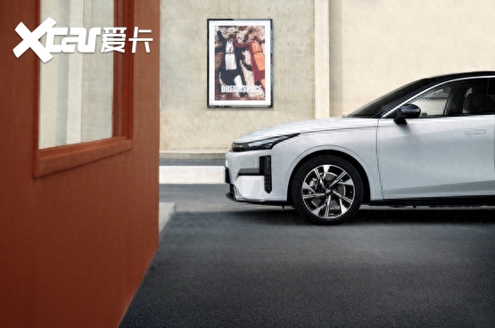 吉利银河L6在成都车展正式开启预售，预售价区间为12.8~15.8万元