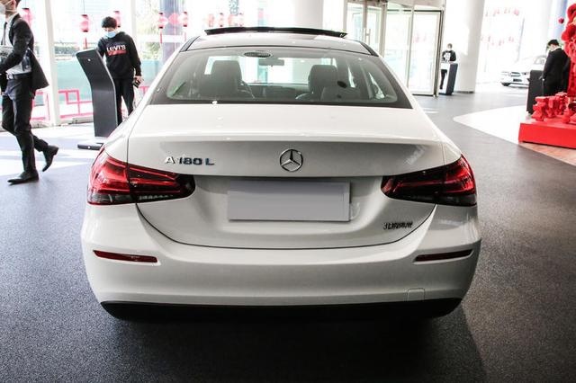 新款A 180 L运动轿车正式上市 售价23.28万元