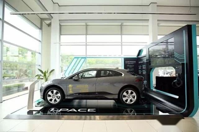 加速4秒多的SUV 赛道上能跑多快？Jacky、小乔激试捷豹